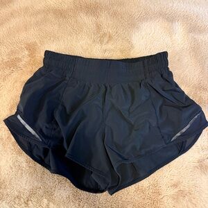lululemon Hotty Hot Low-Rise Lined Short 2.5” - Black - Size 6